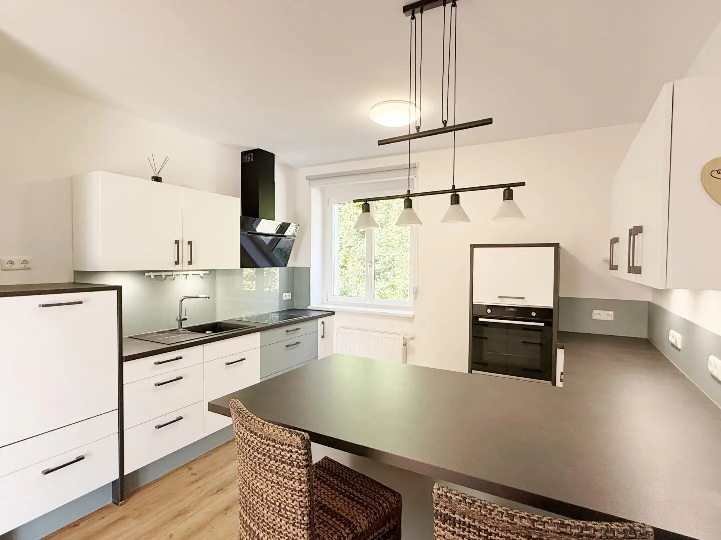 Completely renovated apartment with large terrace and 5 parking spaces near hospital