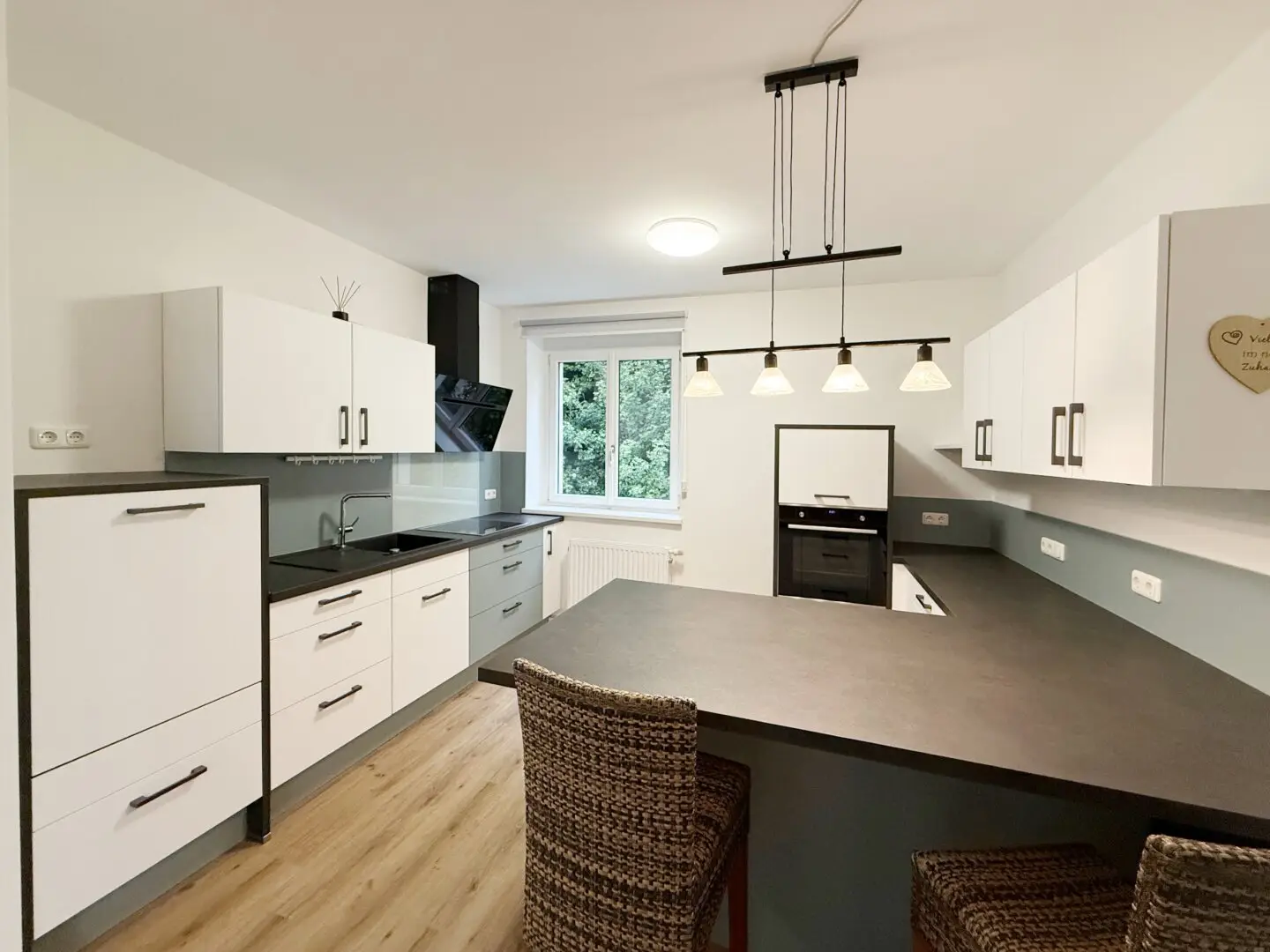 Completely renovated apartment with large terrace and 5 parking spaces near hospital