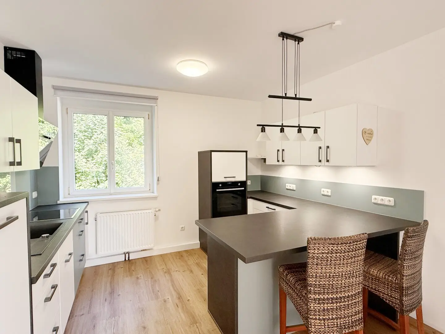 Generalsanierte Wohnung mit großer Terrasse und 5 KFZ-Stellplätzen Nähe Krankenhaus