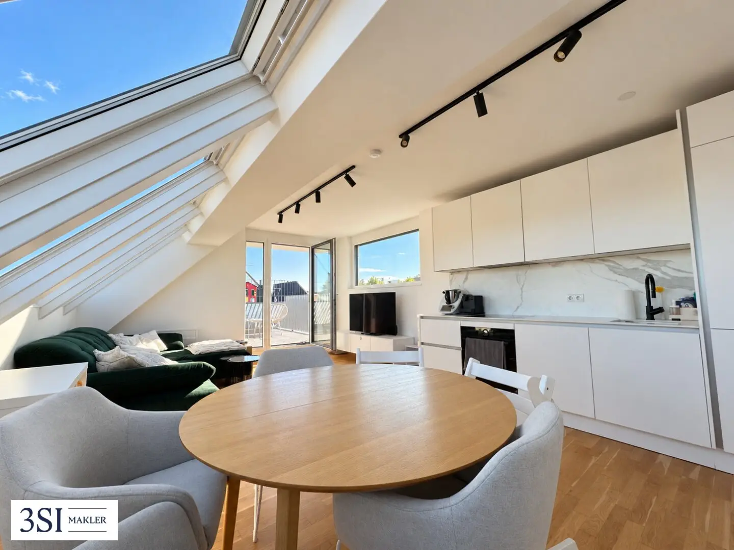 Light-filled 3-room penthouse maisonette with generous terraces and panoramic view near Alte Donau