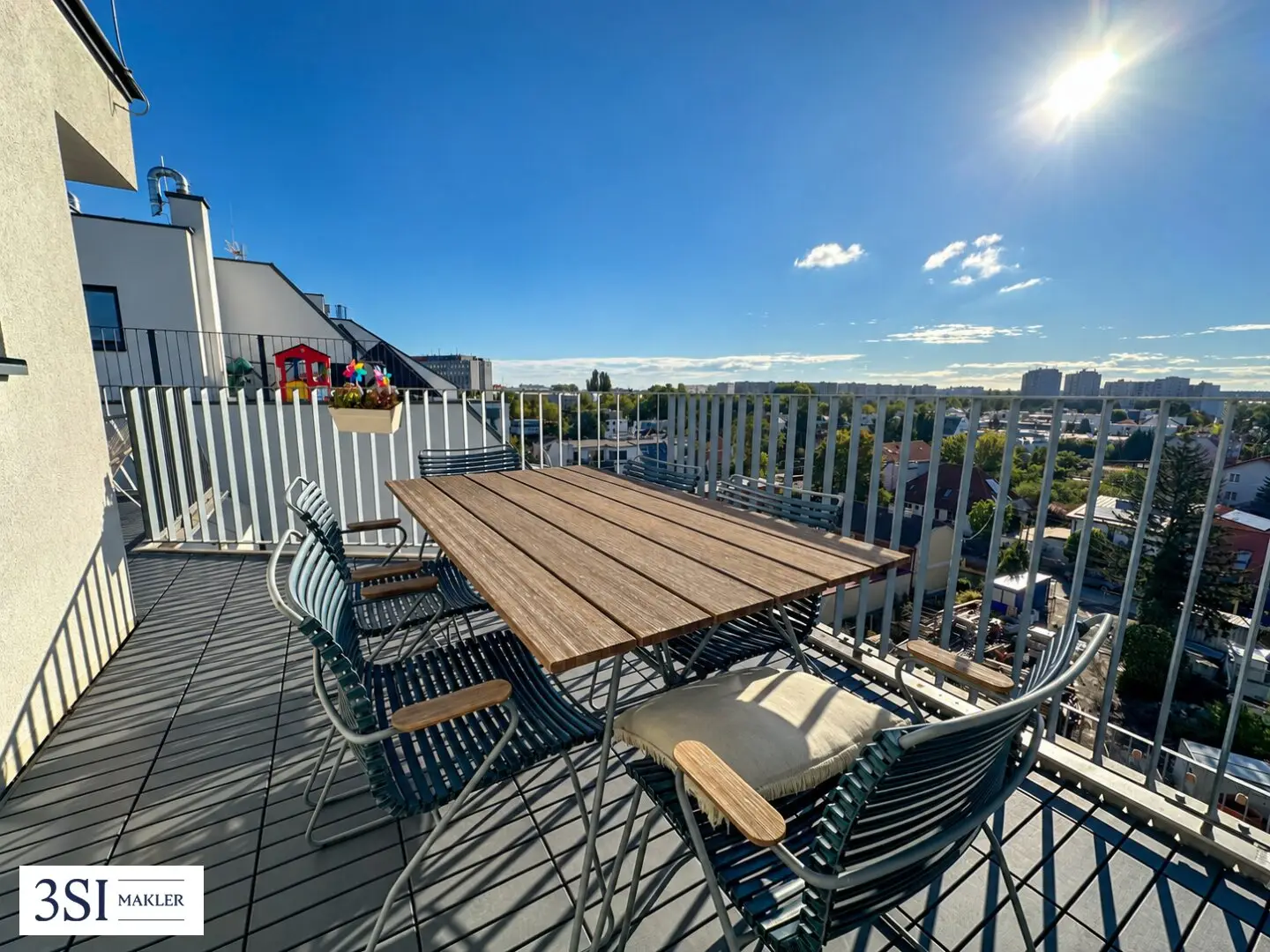 Light-filled 3-room penthouse maisonette with generous terraces and panoramic view near Alte Donau