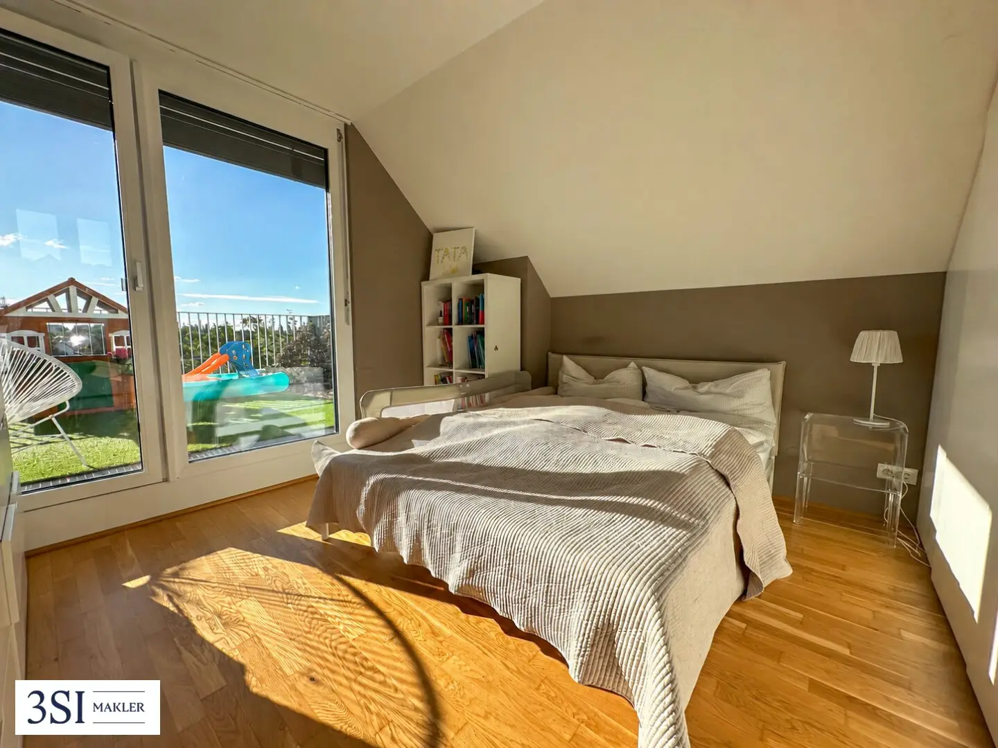 Light-filled 3-room penthouse maisonette with generous terraces and panoramic view near Alte Donau