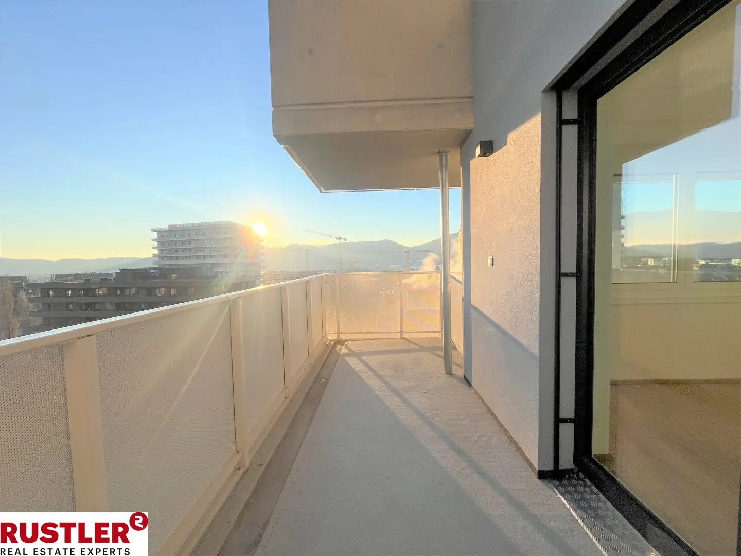 Lichtdurchflutete Wohnung mit großem Balkon