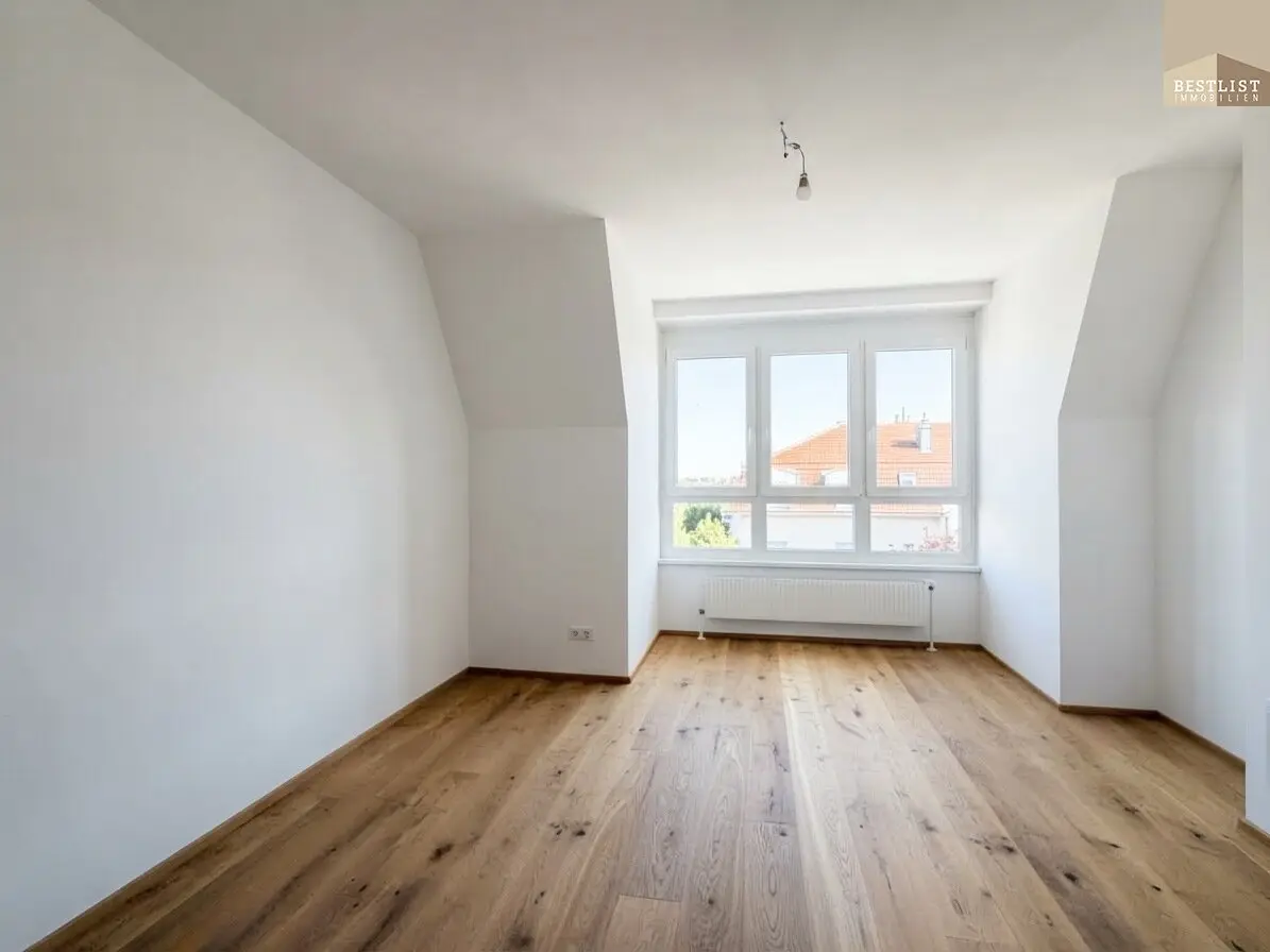 Lichtdurchflutete 2-Zimmer-Wohnung mit neuem Parkettboden, Grünblick und Garage