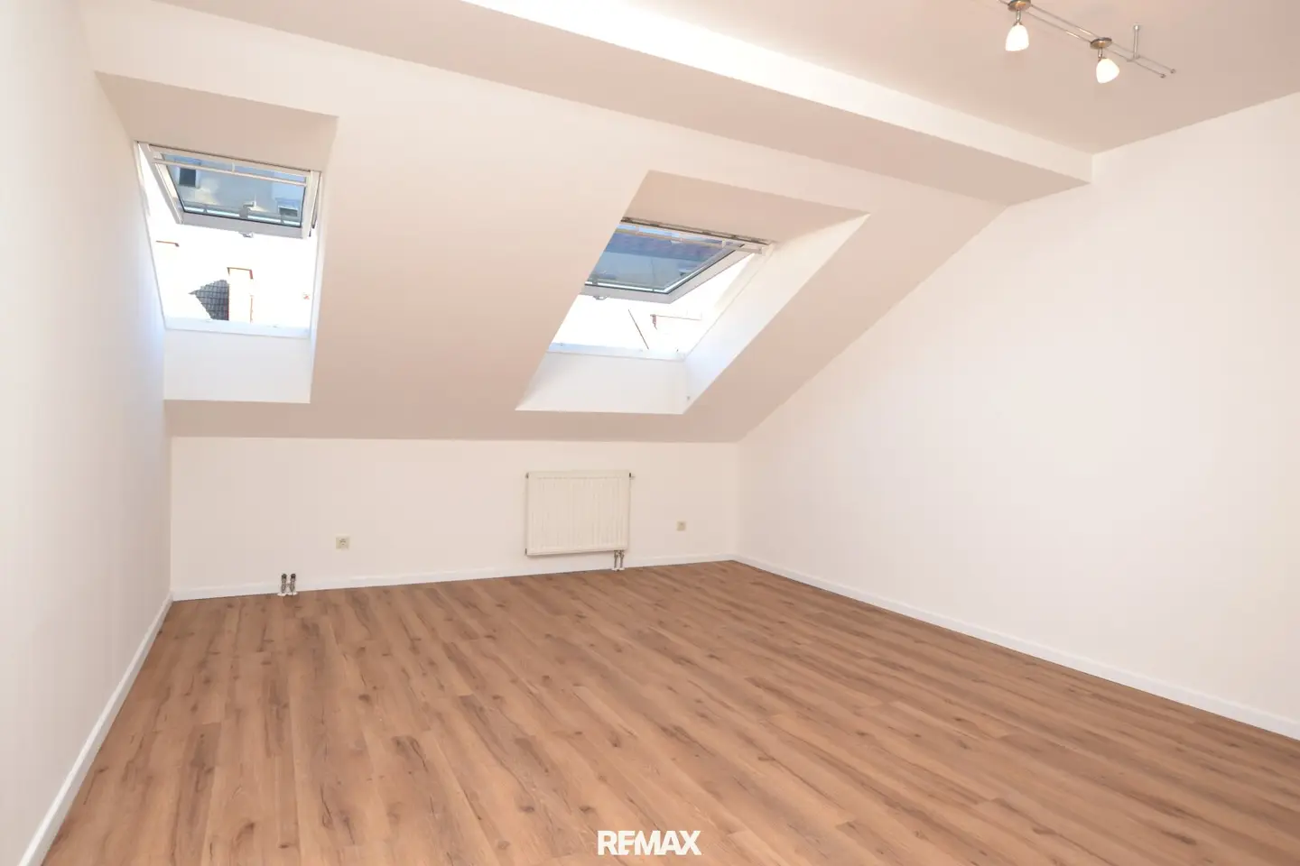 Renovated Attic Apartment near Subway (U3) – Top Transport Connections