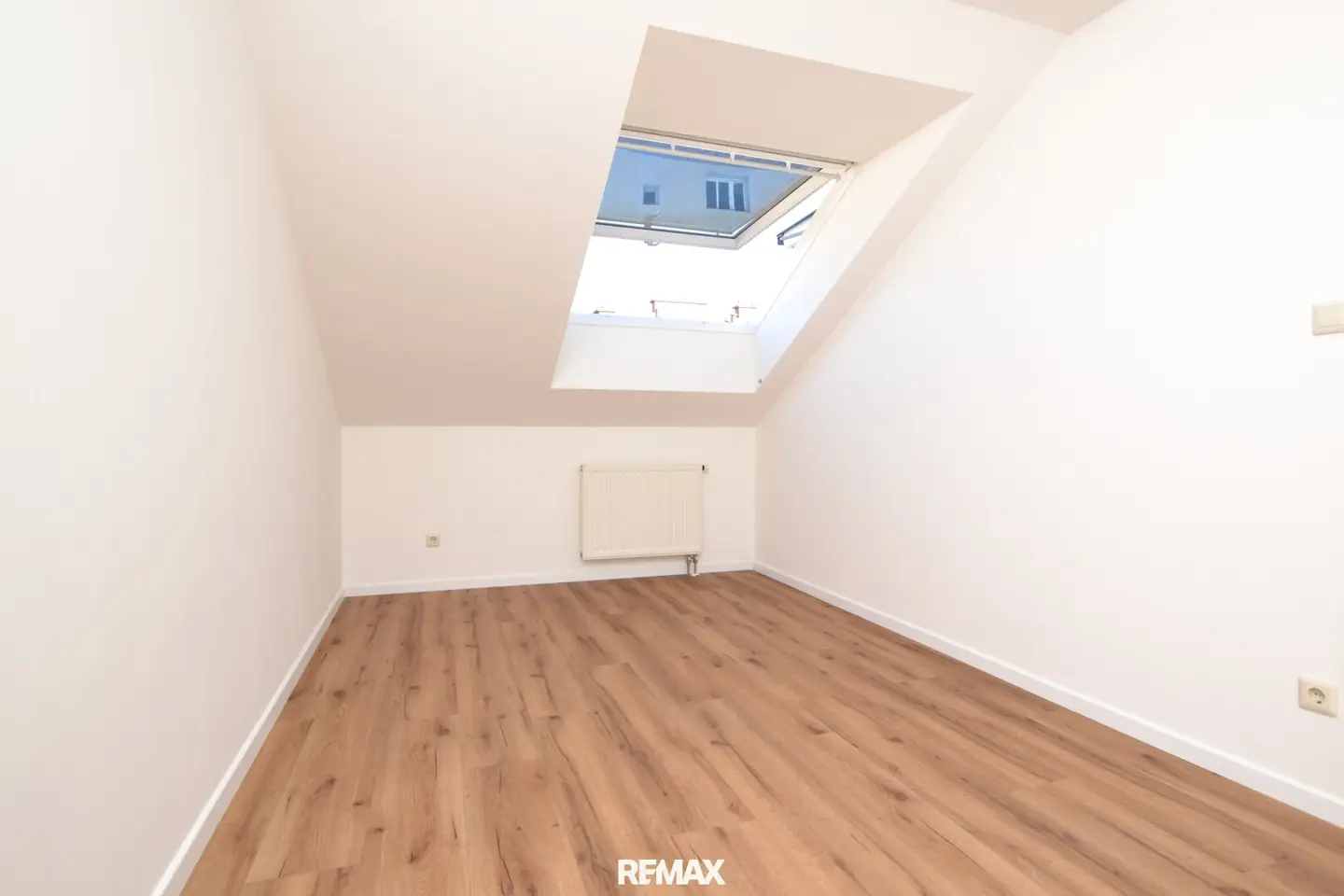 Renovated Attic Apartment near Subway (U3) – Top Transport Connections