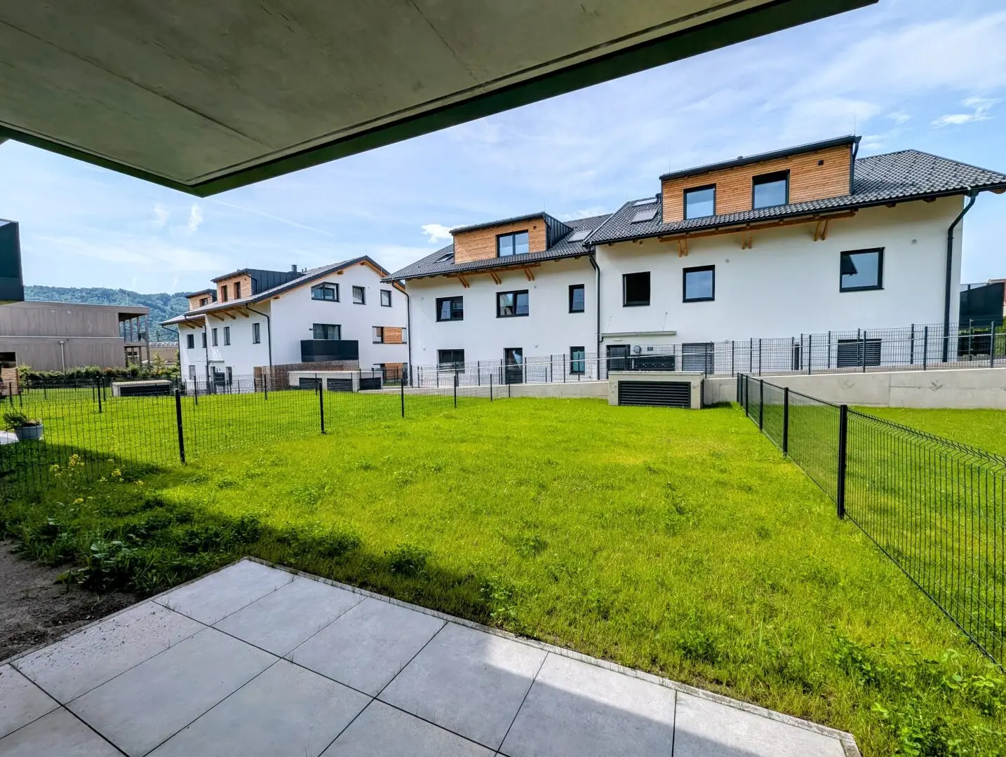 MODERN & HIGH-QUALITY: 2-room rental apartment with garden & 2 underground parking spaces!