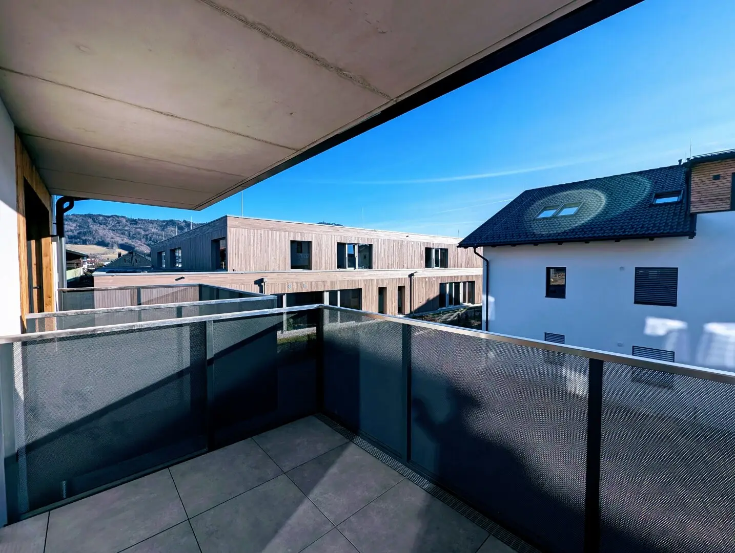 MODERN LIVING COMFORT: 2-room apartment with balcony and 2 garage parking spaces