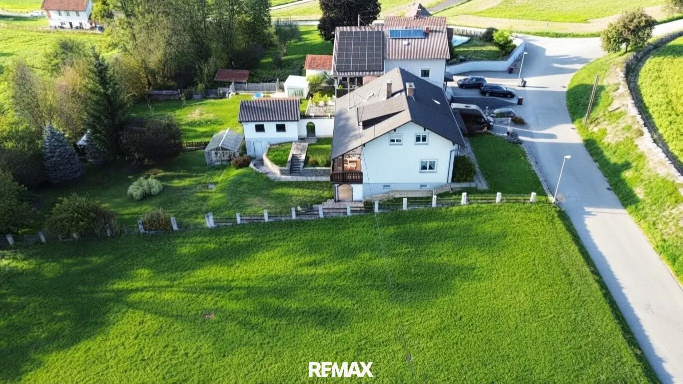 Well maintained single family house with great potential, generous plot and sunny living areas