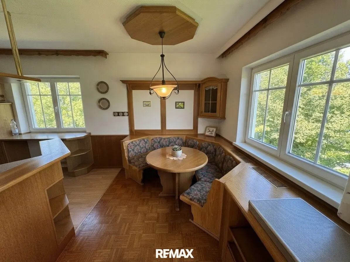 Well maintained single family house with great potential, generous plot and sunny living areas