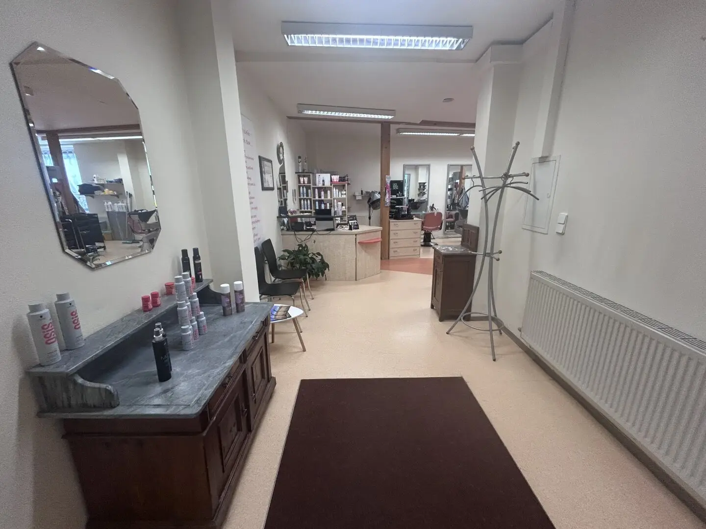 Commercial premises with approx. 95.5 m² in the centre of Gloggnitz – ongoing rental income and versatile prospects