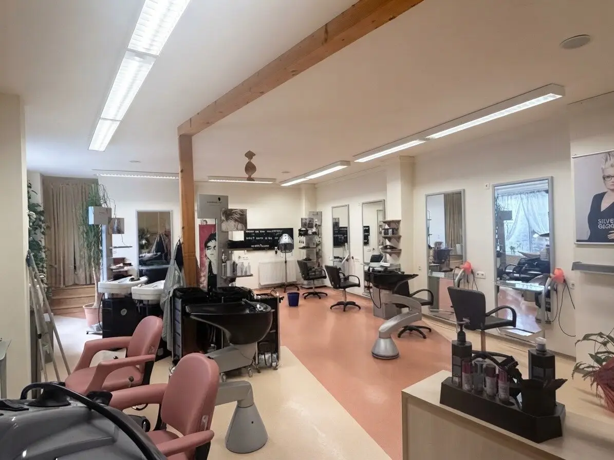 Commercial premises with approx. 95.5 m² in the centre of Gloggnitz – ongoing rental income and versatile prospects