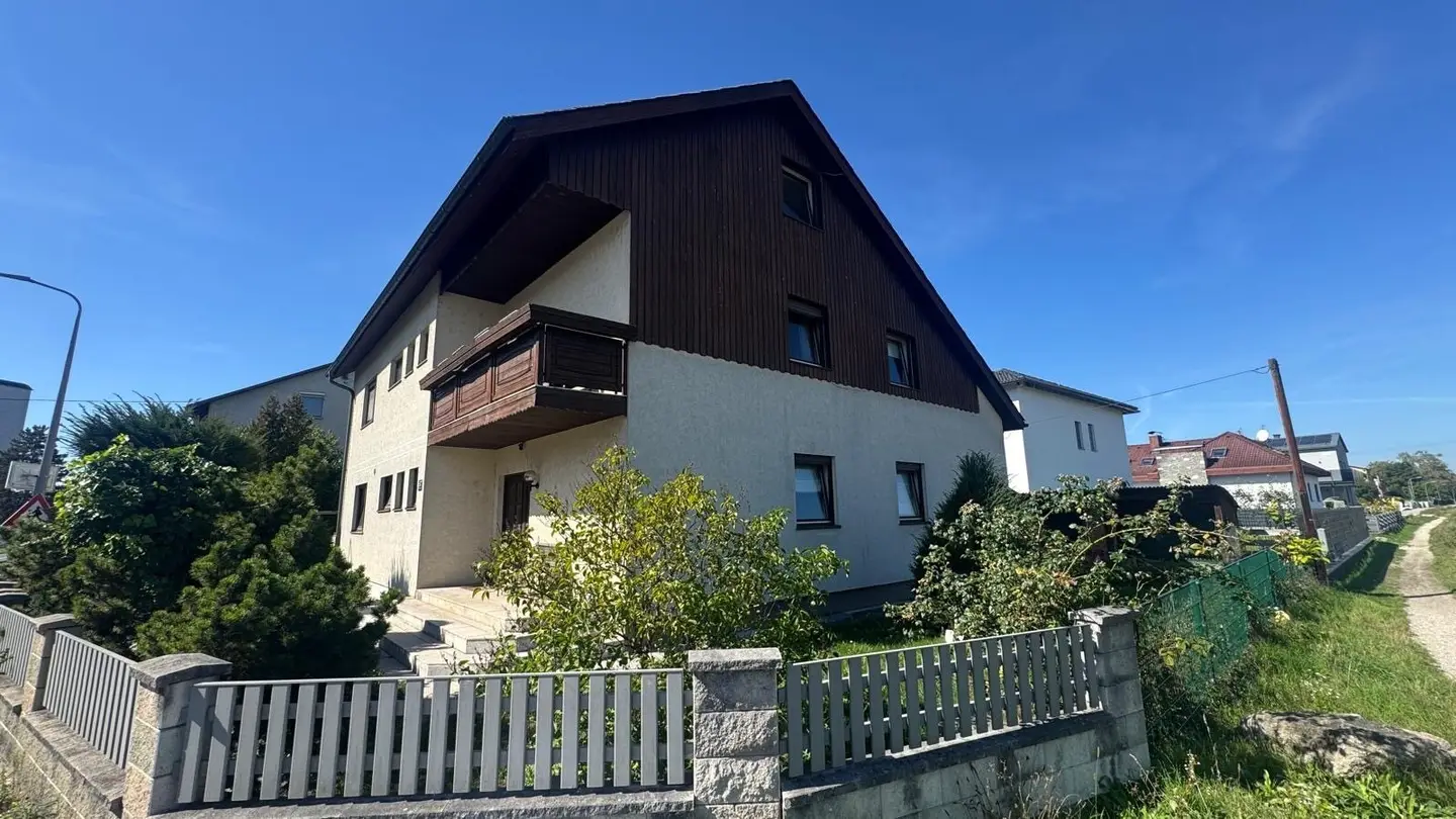 Traun: Two-family house with garden, pool and sauna