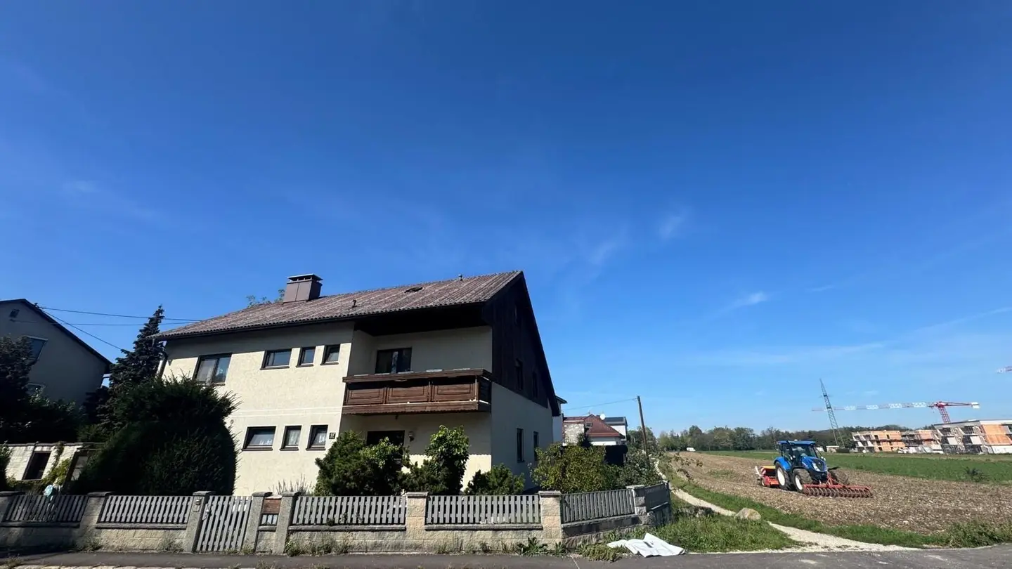 Traun: Two-family house with garden, pool and sauna