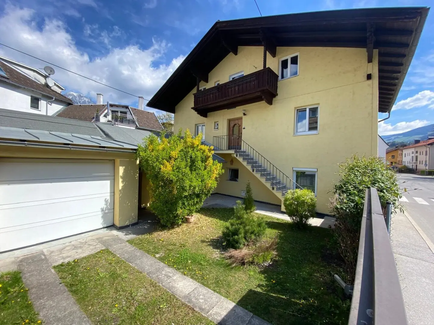 Spacious, 2-storey 7-room apartment in Hall with garden and balcony