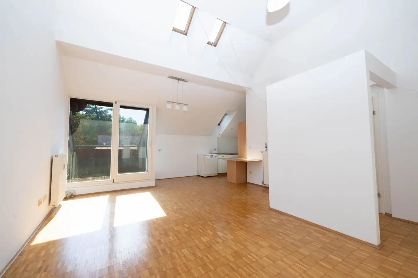 I LUFTIGES DACHGESCHOSS I BEEINDRUCKENDE RAUMHÖHE I BALKON MIT GRÜNBLICK I OFFENE WOHNKÜCHE I BADEWANNE I AB SOFORT I PROJEKT WOHNEN I