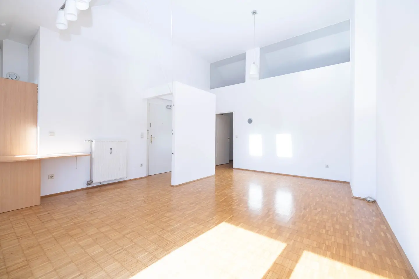 I LUFTIGES DACHGESCHOSS I BEEINDRUCKENDE RAUMHÖHE I BALKON MIT GRÜNBLICK I OFFENE WOHNKÜCHE I BADEWANNE I AB SOFORT I PROJEKT WOHNEN I