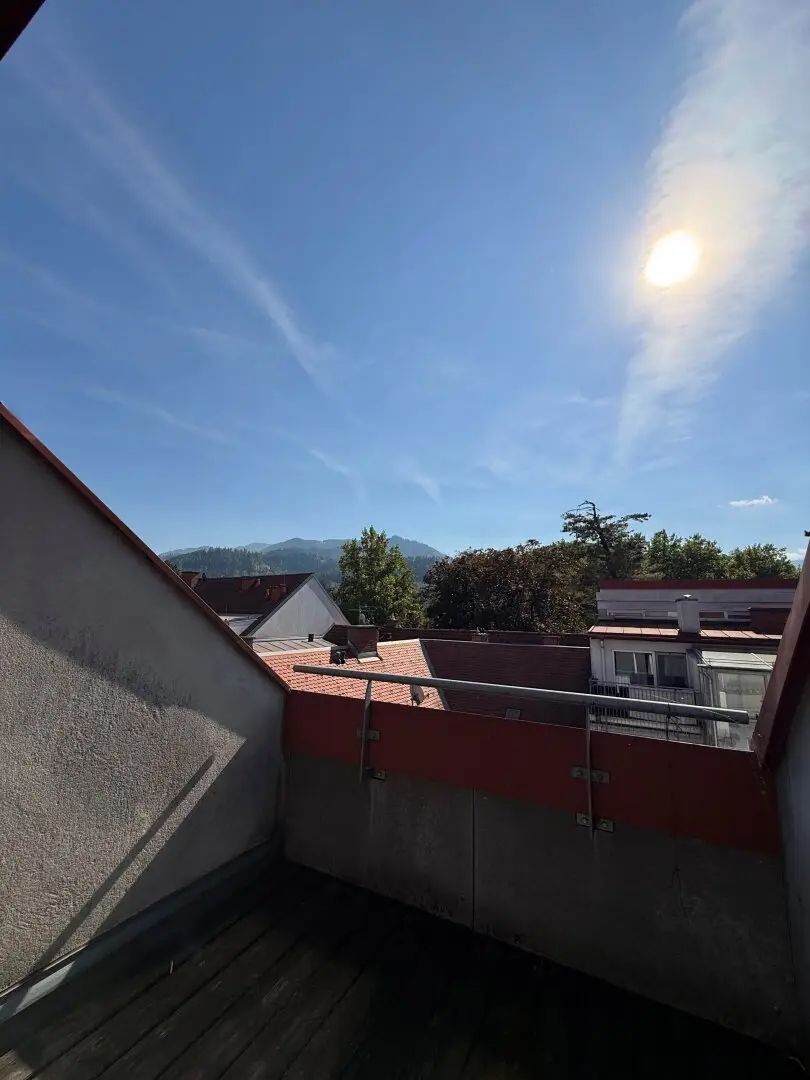 I LUFTIGES DACHGESCHOSS I BEEINDRUCKENDE RAUMHÖHE I BALKON MIT GRÜNBLICK I OFFENE WOHNKÜCHE I BADEWANNE I AB SOFORT I PROJEKT WOHNEN I