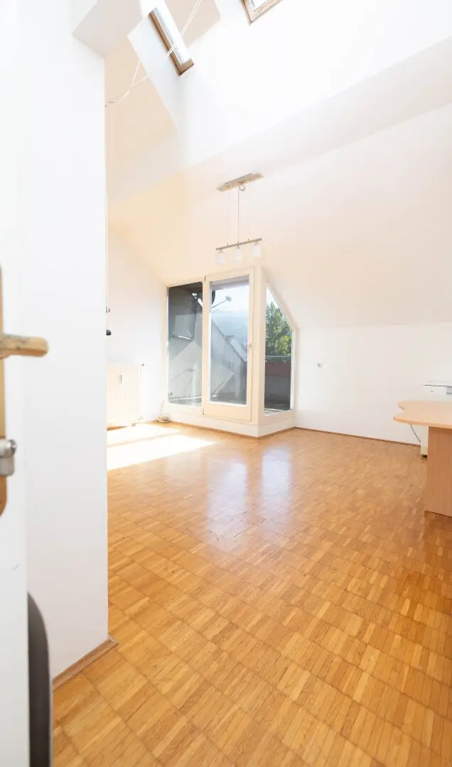 I LUFTIGES DACHGESCHOSS I BEEINDRUCKENDE RAUMHÖHE I BALKON MIT GRÜNBLICK I OFFENE WOHNKÜCHE I BADEWANNE I AB SOFORT I PROJEKT WOHNEN I
