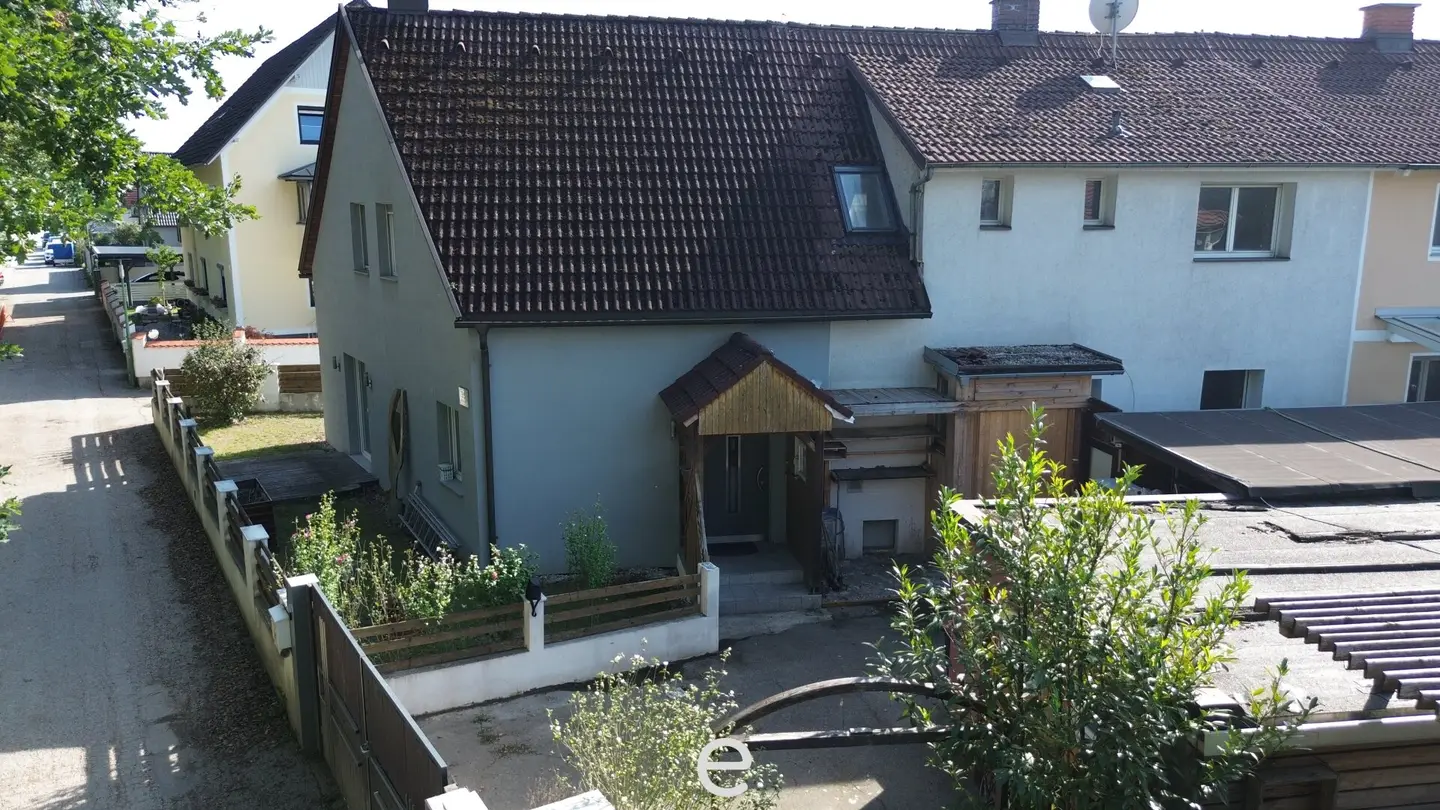 Residential house with great potential, garden and pool in Wels-Maxlheid