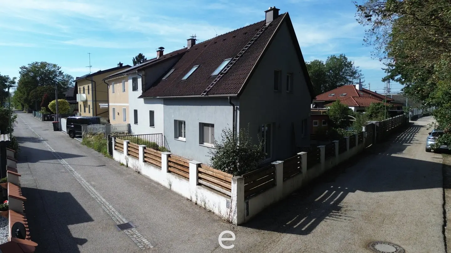 Residential house with great potential, garden and pool in Wels-Maxlheid