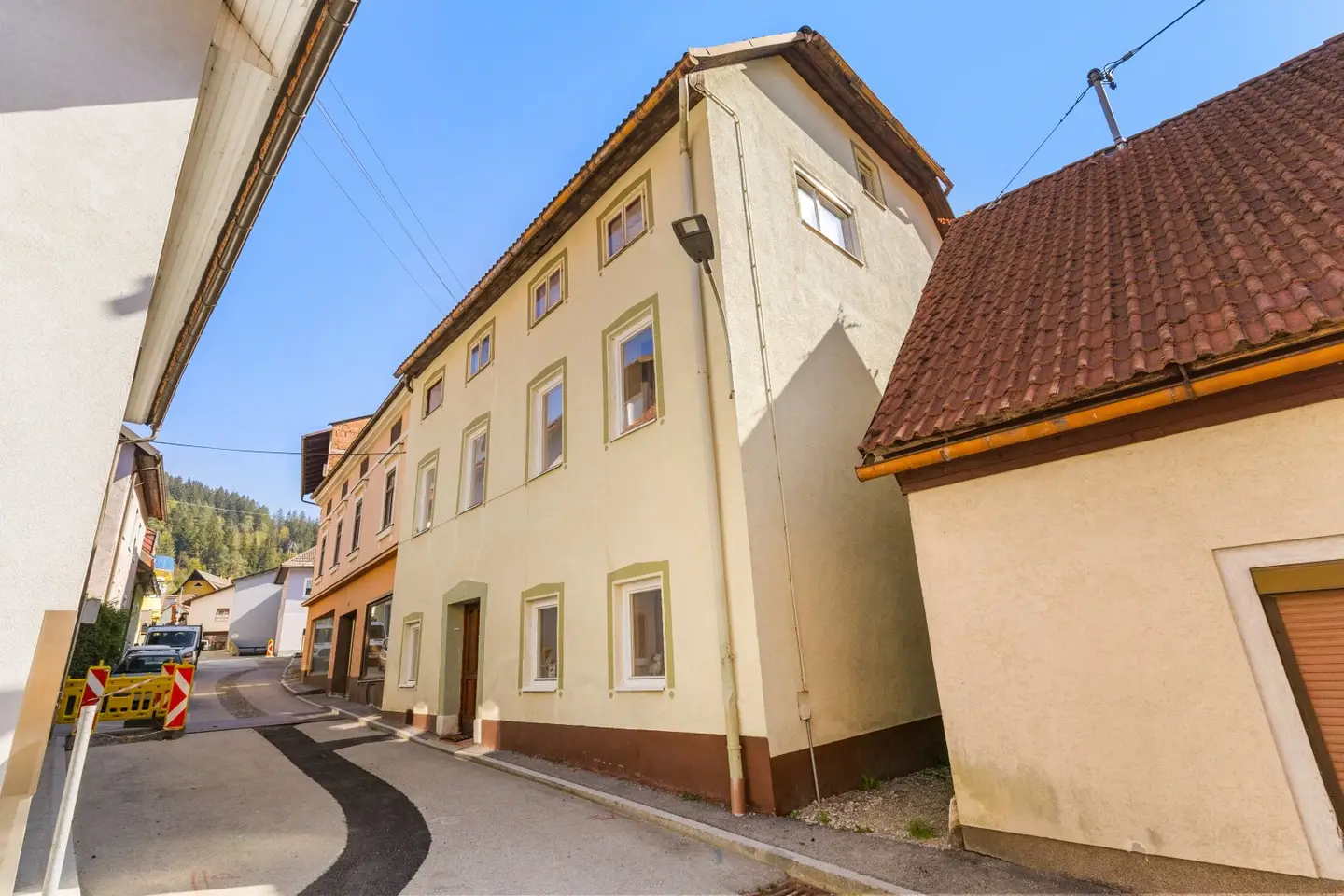 Spacious house in the town centre of Bad Eisenkappel – with garden, balcony and lots of potential