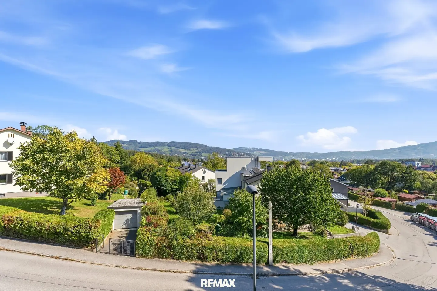 Top renovated 3-room apartment with balcony &amp; view of the Pöstlingberg