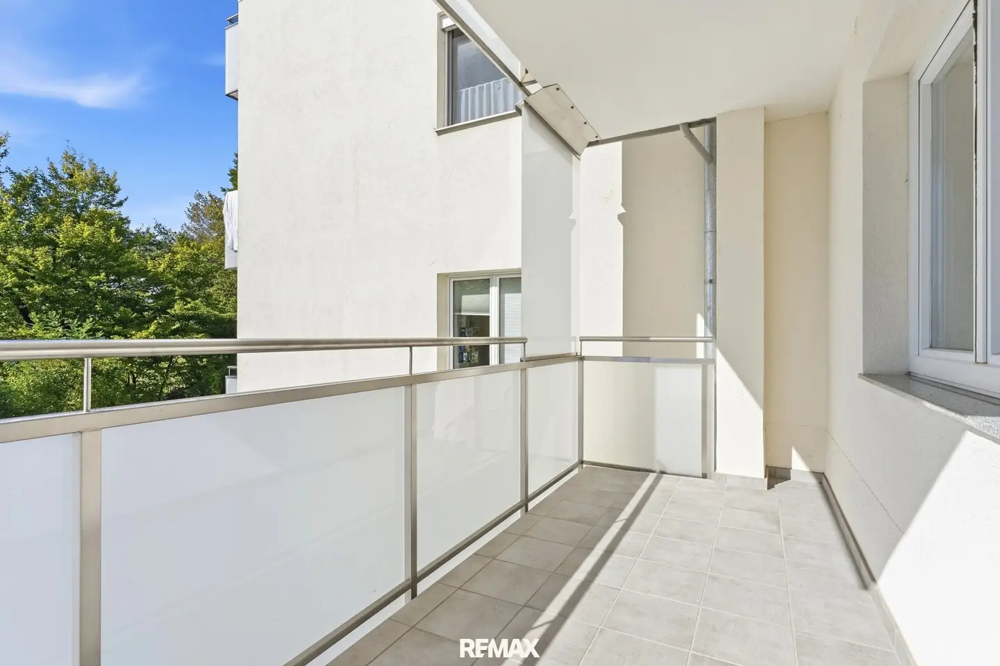 Top renovated 3-room apartment with balcony &amp; view of the Pöstlingberg