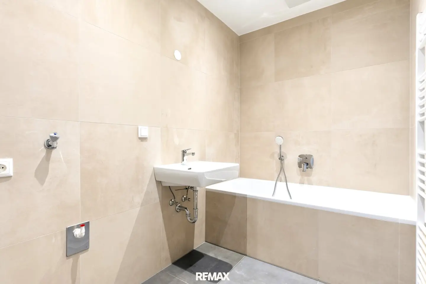 Top renovated 3-room apartment with balcony &amp; view of Pöstlingberg