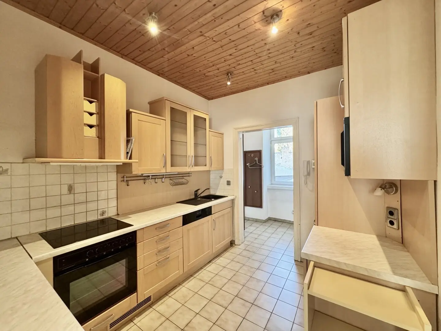 NEW LISTING! East West orientation! Perfect connection to the A1 and to Hanusch Hospital!