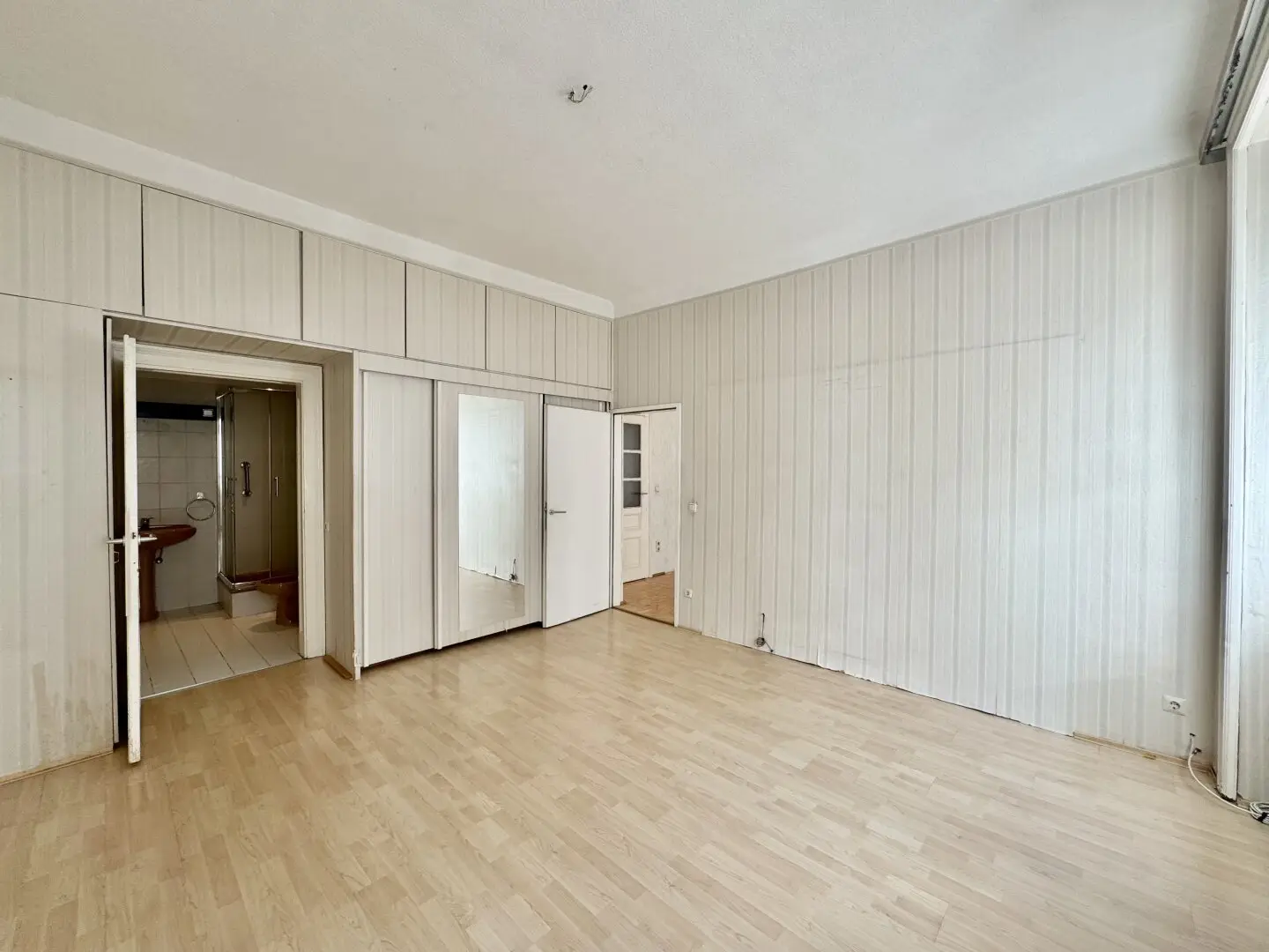 NEW LISTING! East West orientation! Perfect connection to the A1 and to Hanusch Hospital!