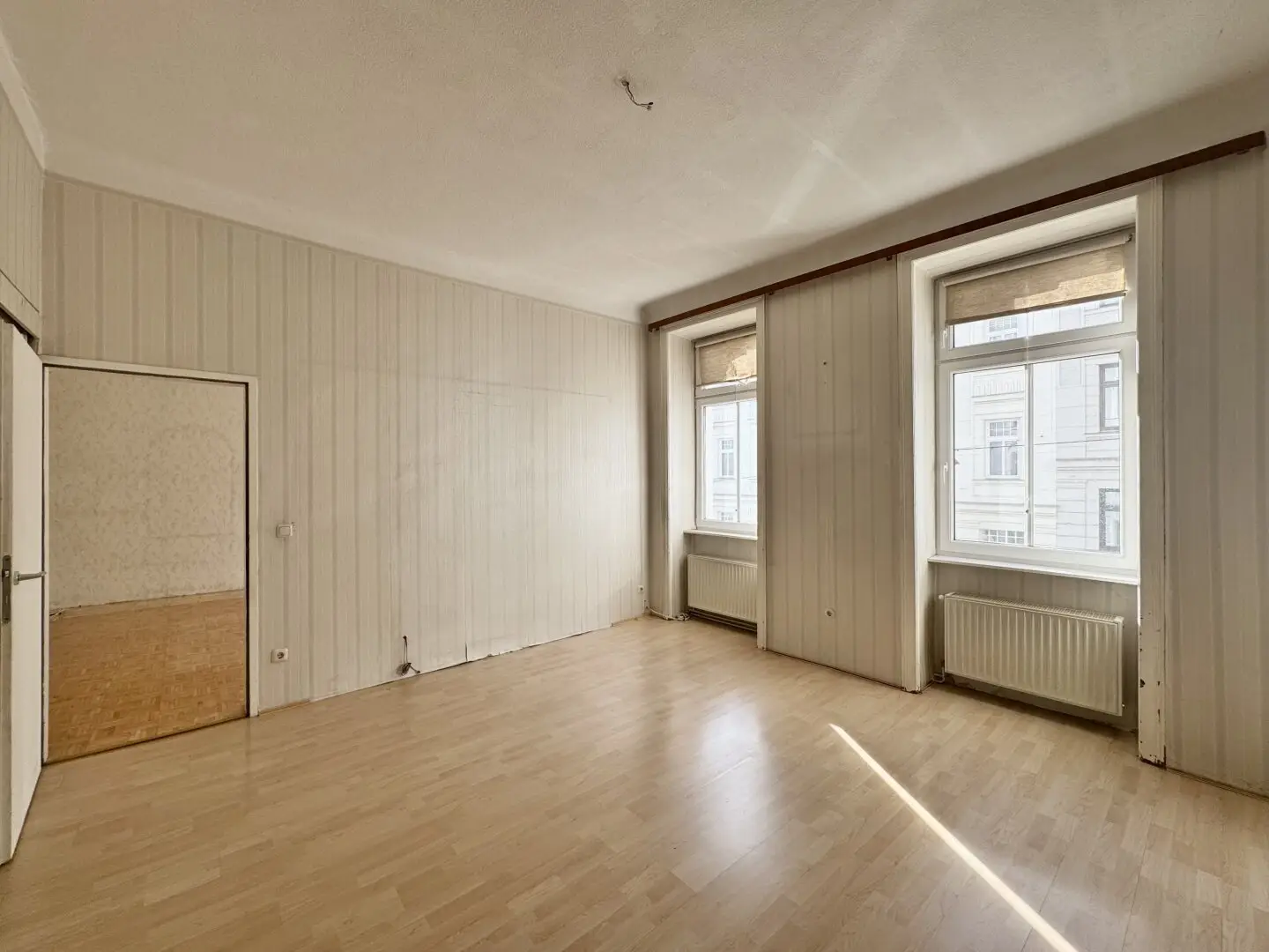 NEW LISTING! East West orientation! Perfect connection to the A1 and to Hanusch Hospital!