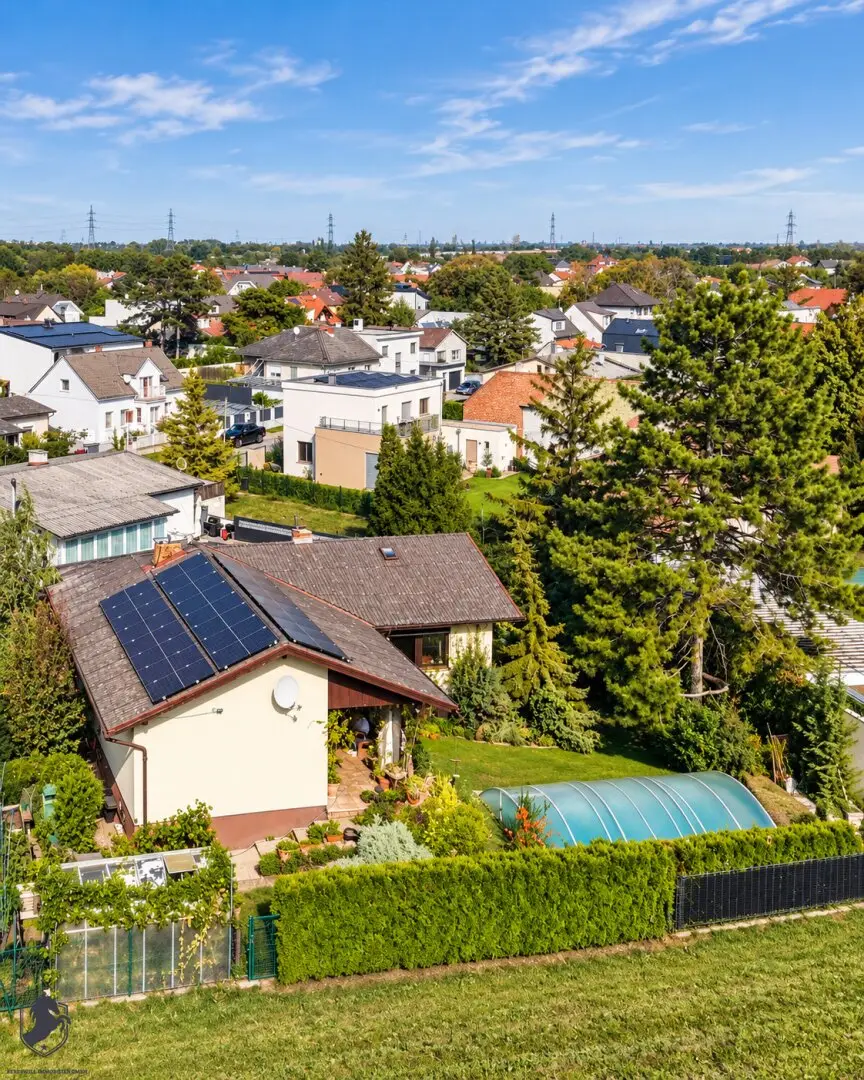 Masonry house on 749 m² flag-shaped plot with heated pool, PV, storage &amp; heat pump