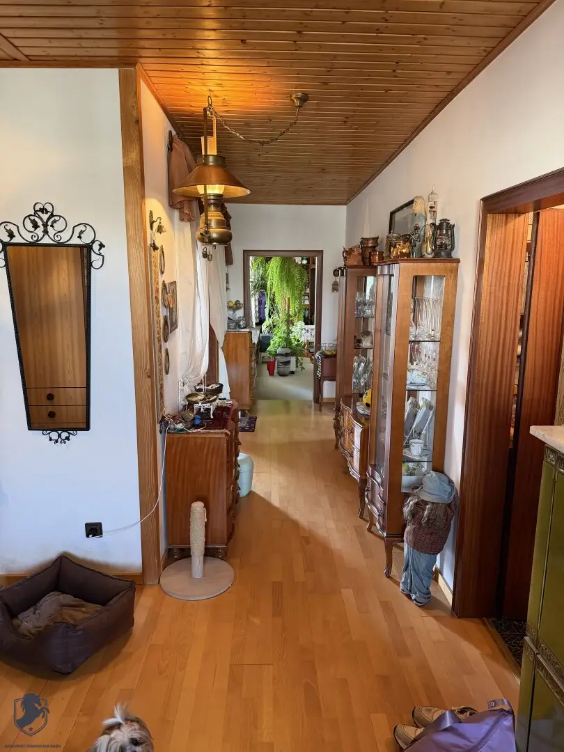 Masonry house on 749 m² flag-shaped plot with heated pool, PV, storage & heat pump