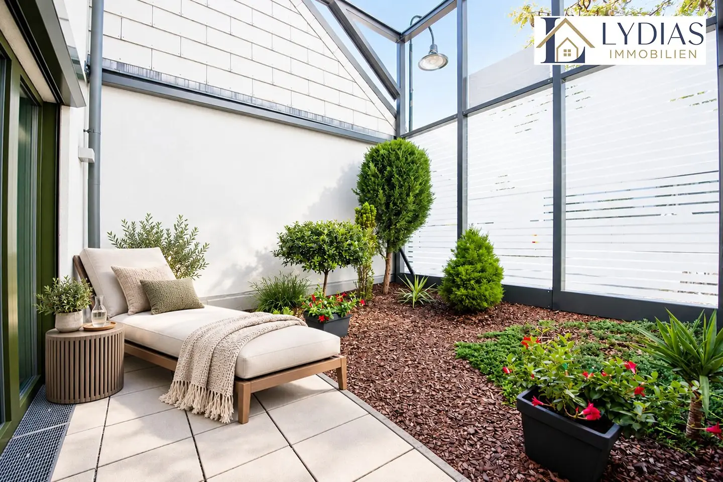 Stylish and very well maintained 3-room apartment with 2 gardens and terraces - both rooms facing quiet courtyard / Garage parking spot optional / Top infrastructure