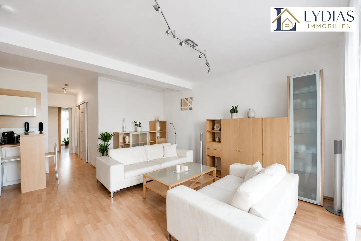 Stylish and very well maintained 3-room apartment with 2 gardens and terraces - both rooms facing quiet courtyard / Garage parking spot optional / Top infrastructure