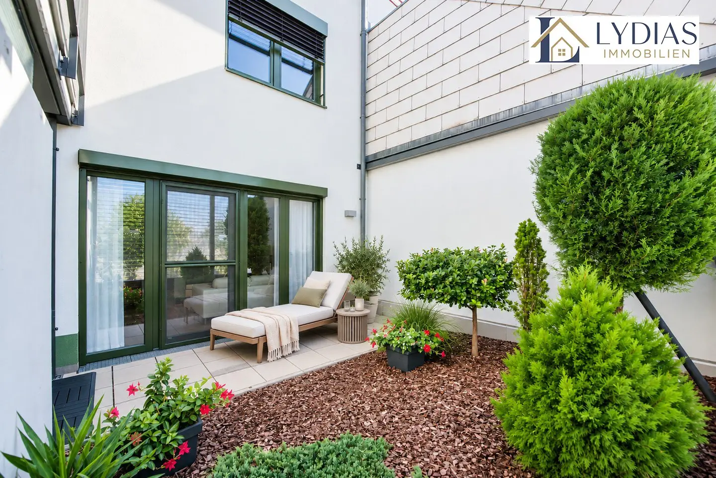 Stylish and very well maintained 3-room apartment with 2 gardens and terraces - both rooms facing quiet courtyard / Garage parking spot optional / Top infrastructure