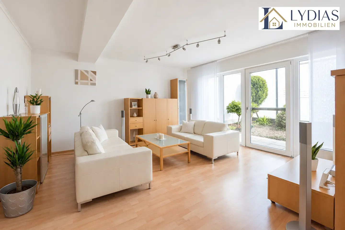 Stylish and very well maintained 3-room apartment with 2 gardens and terraces - both rooms facing quiet courtyard / Garage parking spot optional / Top infrastructure