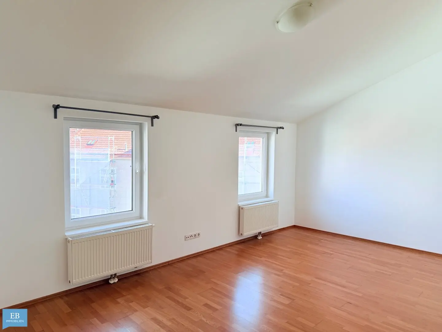 "Helle 3-Zimmer-Dachgeschosswohnung mit großem Wohnbereich"