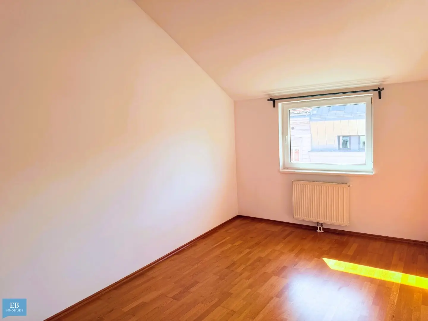 "Helle 3-Zimmer-Dachgeschosswohnung mit großem Wohnbereich"