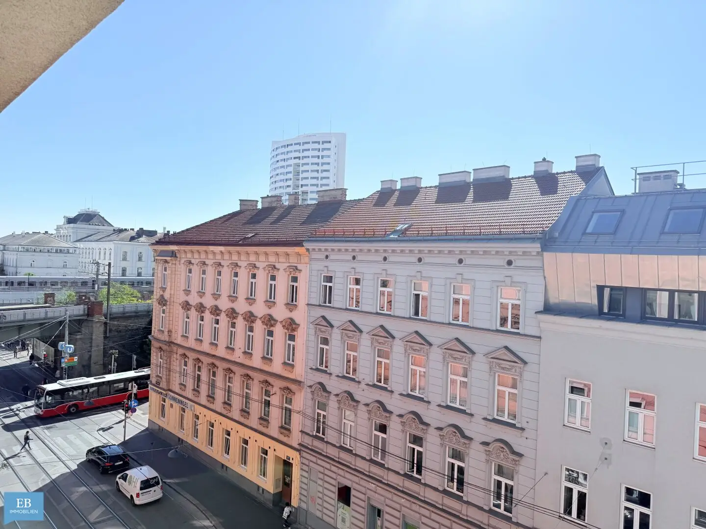 Bright 3-room attic apartment with large living area
