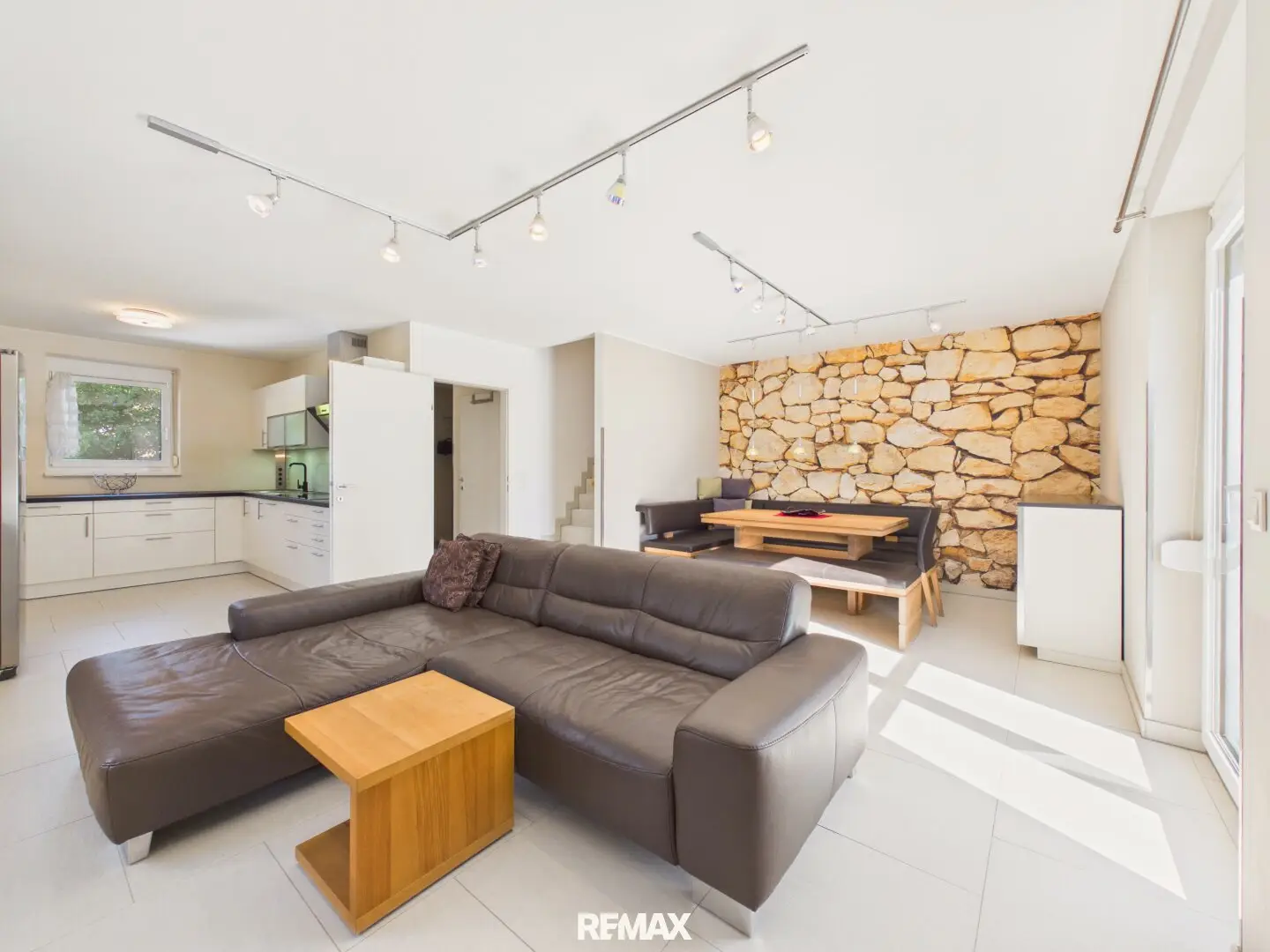 Single-family house with 3 bedrooms, full basement, heat pump and solar system in Himberg