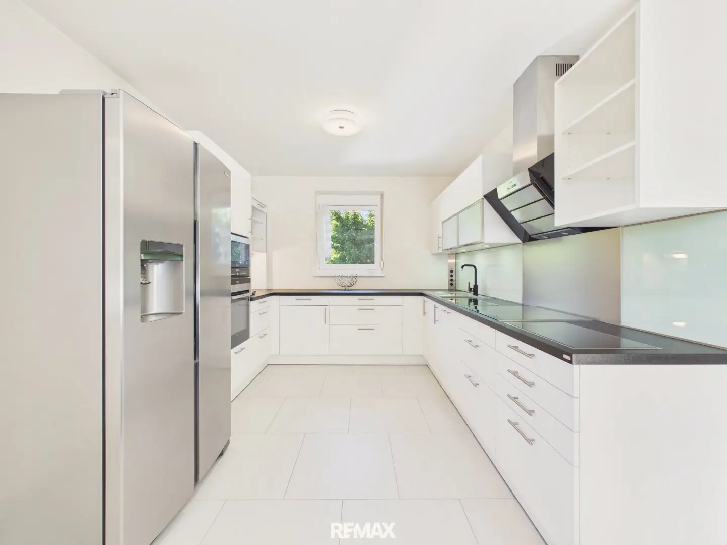 Single-family house with 3 bedrooms, full basement, heat pump and solar system in Himberg