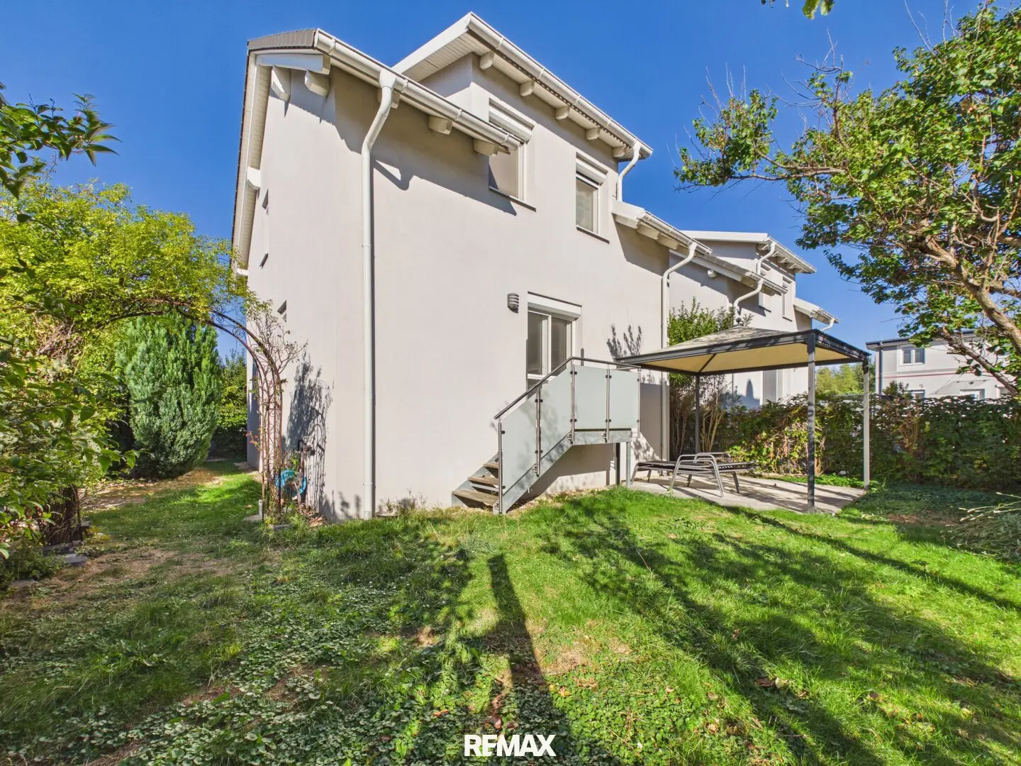 Single-family house with 3 bedrooms, full basement, heat pump and solar system in Himberg