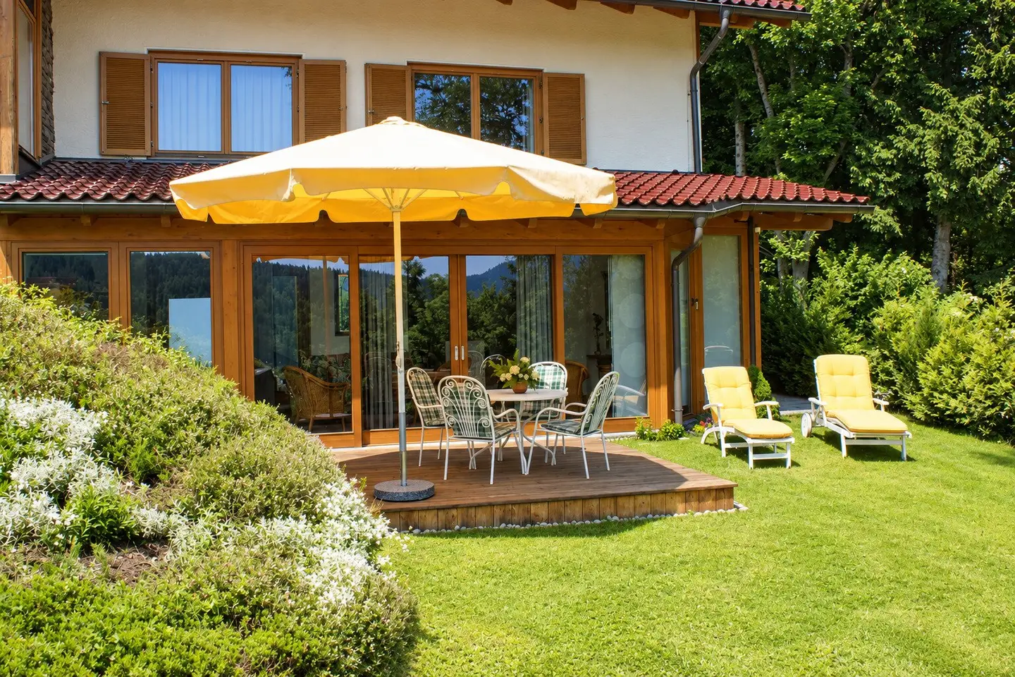 Eine neuwertige Gartenwohnung mit ca. 95 m² erwartet Sie auf der östlichen Seite des Wachsenberges im Raum Feldkirchen