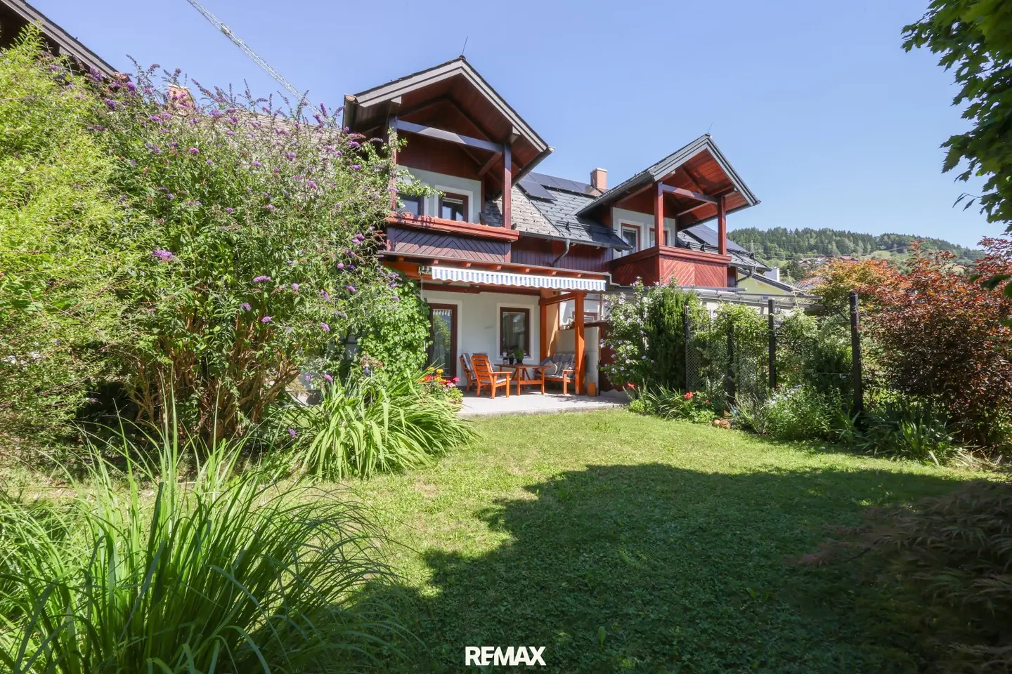 Spacious Maisonette Apartment with Private Garden &amp; Mountain View