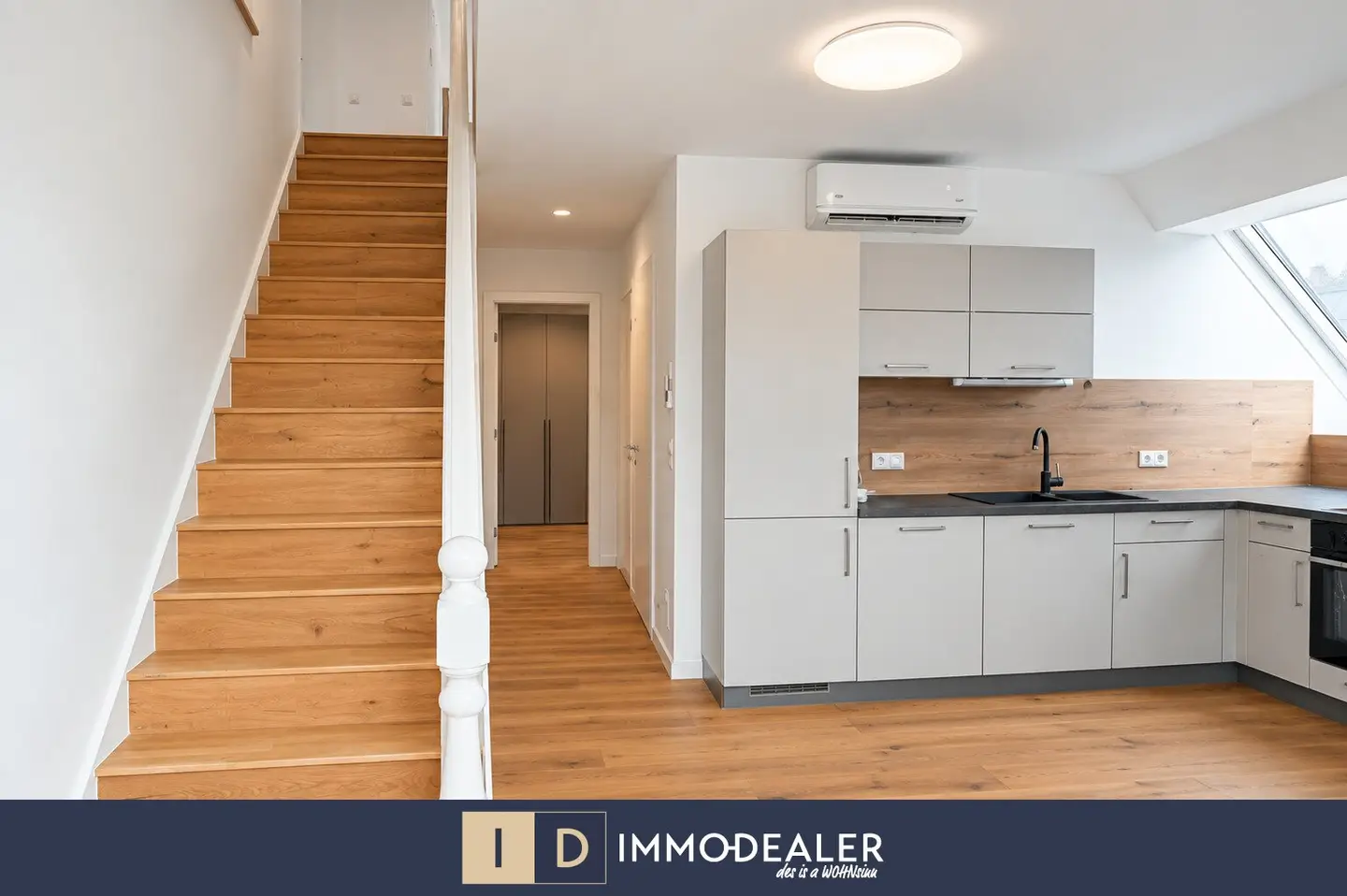 A special home in Novaragasse: attic maisonette above the roofs of Leopoldstadt