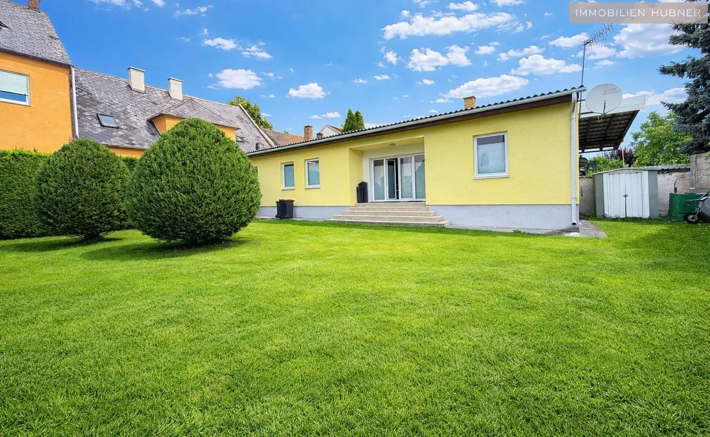 Well kept apartment with garden and parking