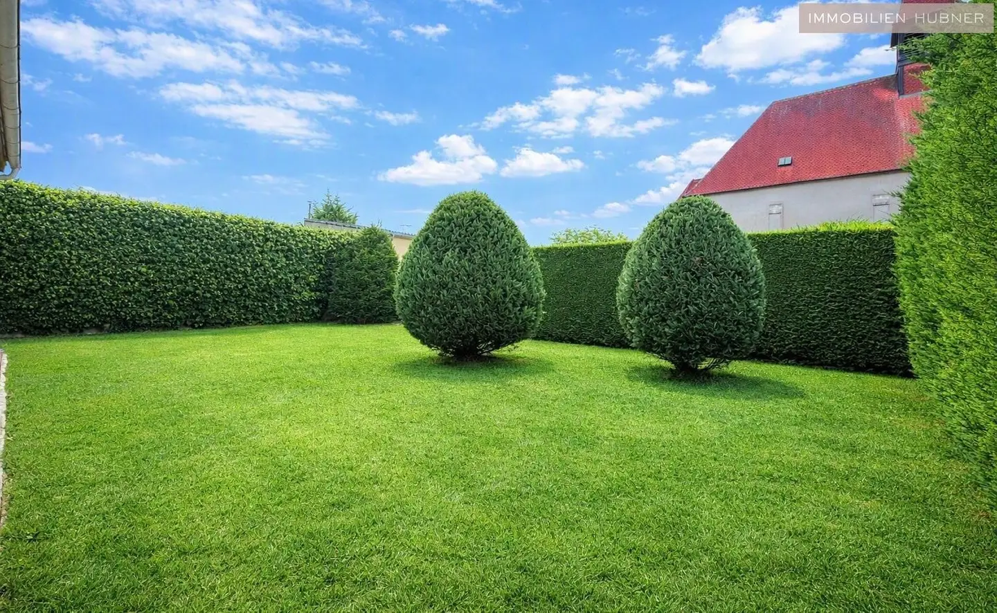 Refurbished apartment with garden in a quiet location