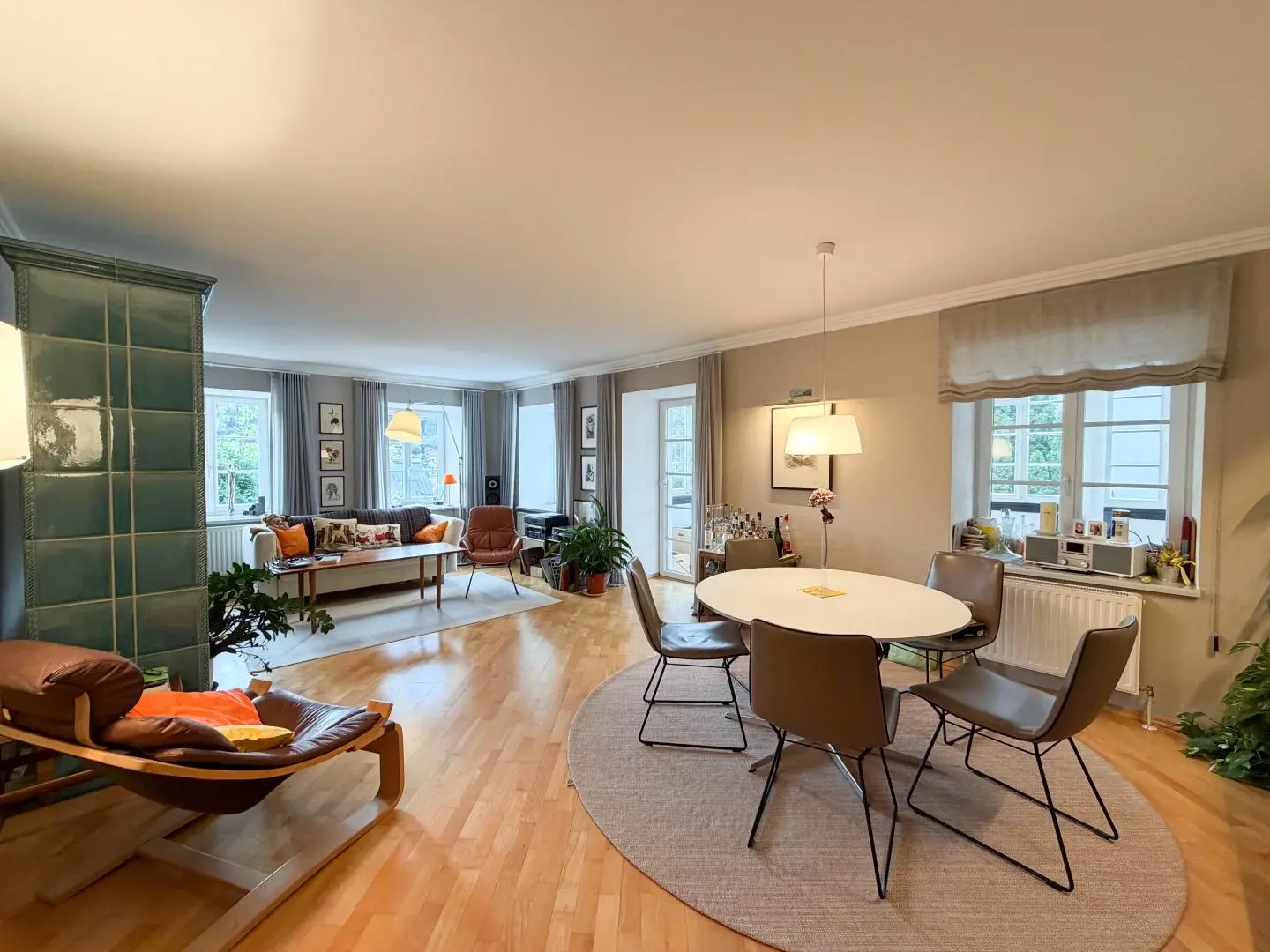 Lichtdurchflutete Altbauwohnung mit verglaster Terrasse